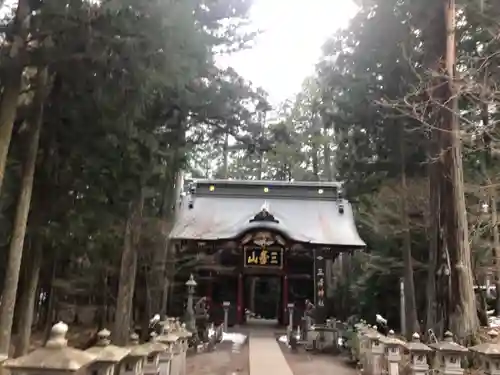 三峯神社の山門