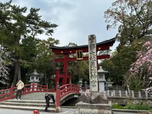 氣比神宮の{uncategorized: "未分類", other: "その他", undefined: "問題あり", building: "その他建物", grave: "お墓", sacred_gate: "鳥居", guardian: "狛犬", statue: "像", buddha: "仏像", history: "歴史", nature: "自然", garden: "庭園", animal: "動物", pagoda: "塔", temizu: "手水舎", mountain_gate: "山門・神門", sanctuary: "本殿・本堂", subordinate: "末社・摂社", art: "芸術", scenery: "景色", jizo: "地蔵", ema: "絵馬", goshuin: "御朱印", omikuji: "おみくじ", items: "授与品その他", amulet: "お守り", goshuincho: "御朱印帳", eats: "食事", festival: "お祭り", votive_dance: "神楽", shichigosan: "七五三参", wedding: "結婚式", experience: "体験その他", initially: "初詣", around: "周辺", anti_infection: "感染症対策"}