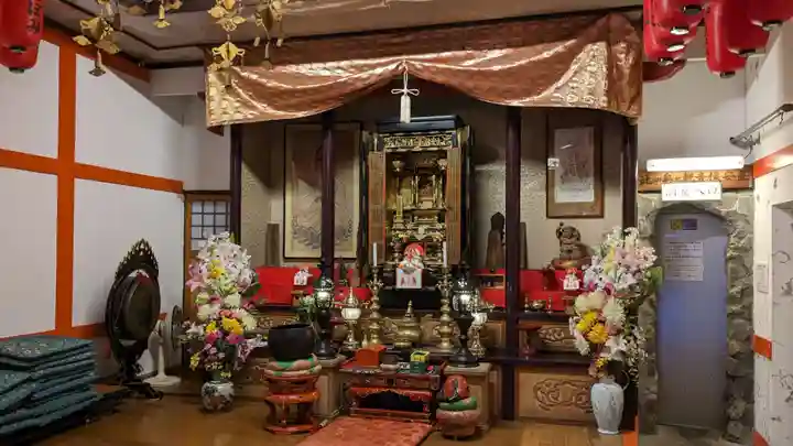 岩戸観音堂の本殿・本堂