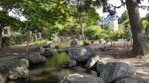 櫟原神社の庭園