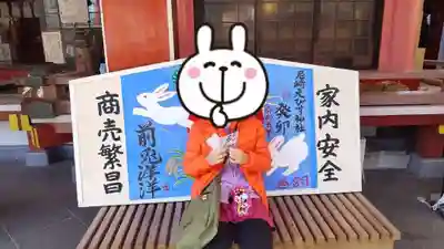 宮司さまが描かれた絵馬があり、連れてきたうちの子を座らせて写真を撮りました。