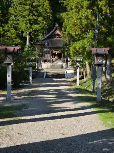 二上射水神社の{uncategorized: "未分類", other: "その他", undefined: "問題あり", building: "その他建物", grave: "お墓", sacred_gate: "鳥居", guardian: "狛犬", statue: "像", buddha: "仏像", history: "歴史", nature: "自然", garden: "庭園", animal: "動物", pagoda: "塔", temizu: "手水舎", mountain_gate: "山門・神門", sanctuary: "本殿・本堂", subordinate: "末社・摂社", art: "芸術", scenery: "景色", jizo: "地蔵", ema: "絵馬", goshuin: "御朱印", omikuji: "おみくじ", items: "授与品その他", amulet: "お守り", goshuincho: "御朱印帳", eats: "食事", festival: "お祭り", votive_dance: "神楽", shichigosan: "七五三参", wedding: "結婚式", experience: "体験その他", initially: "初詣", around: "周辺", anti_infection: "感染症対策"}