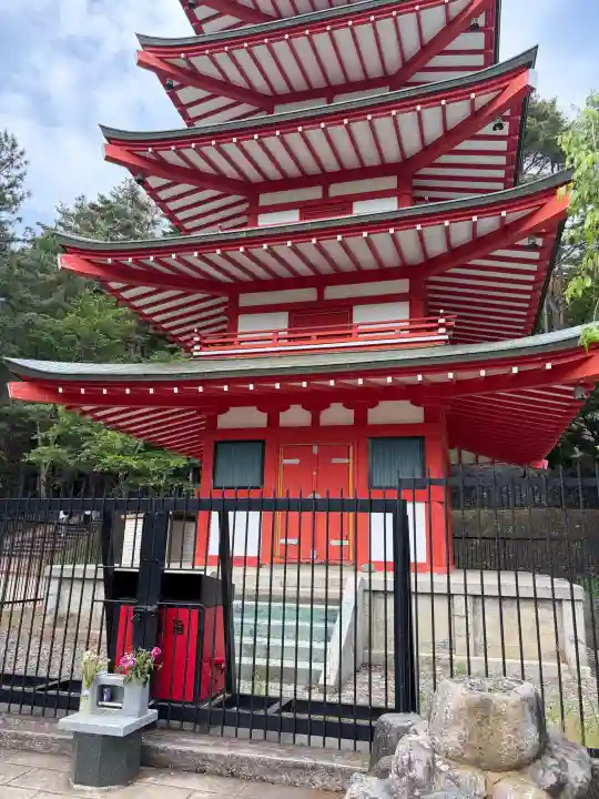 新倉富士浅間神社の{uncategorized: "未分類", other: "その他", undefined: "問題あり", building: "その他建物", grave: "お墓", sacred_gate: "鳥居", guardian: "狛犬", statue: "像", buddha: "仏像", history: "歴史", nature: "自然", garden: "庭園", animal: "動物", pagoda: "塔", temizu: "手水舎", mountain_gate: "山門・神門", sanctuary: "本殿・本堂", subordinate: "末社・摂社", art: "芸術", scenery: "景色", jizo: "地蔵", ema: "絵馬", goshuin: "御朱印", omikuji: "おみくじ", items: "授与品その他", amulet: "お守り", goshuincho: "御朱印帳", eats: "食事", festival: "お祭り", votive_dance: "神楽", shichigosan: "七五三参", wedding: "結婚式", experience: "体験その他", initially: "初詣", around: "周辺", anti_infection: "感染症対策"}