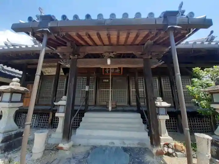遍照寺の{uncategorized: "未分類", other: "その他", undefined: "問題あり", building: "その他建物", grave: "お墓", sacred_gate: "鳥居", guardian: "狛犬", statue: "像", buddha: "仏像", history: "歴史", nature: "自然", garden: "庭園", animal: "動物", pagoda: "塔", temizu: "手水舎", mountain_gate: "山門・神門", sanctuary: "本殿・本堂", subordinate: "末社・摂社", art: "芸術", scenery: "景色", jizo: "地蔵", ema: "絵馬", goshuin: "御朱印", omikuji: "おみくじ", items: "授与品その他", amulet: "お守り", goshuincho: "御朱印帳", eats: "食事", festival: "お祭り", votive_dance: "神楽", shichigosan: "七五三参", wedding: "結婚式", experience: "体験その他", initially: "初詣", around: "周辺", anti_infection: "感染症対策"}