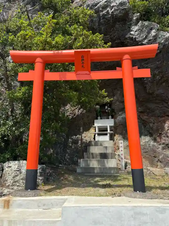 白蛇弁天(弁天島)の{uncategorized: "未分類", other: "その他", undefined: "問題あり", building: "その他建物", grave: "お墓", sacred_gate: "鳥居", guardian: "狛犬", statue: "像", buddha: "仏像", history: "歴史", nature: "自然", garden: "庭園", animal: "動物", pagoda: "塔", temizu: "手水舎", mountain_gate: "山門・神門", sanctuary: "本殿・本堂", subordinate: "末社・摂社", art: "芸術", scenery: "景色", jizo: "地蔵", ema: "絵馬", goshuin: "御朱印", omikuji: "おみくじ", items: "授与品その他", amulet: "お守り", goshuincho: "御朱印帳", eats: "食事", festival: "お祭り", votive_dance: "神楽", shichigosan: "七五三参", wedding: "結婚式", experience: "体験その他", initially: "初詣", around: "周辺", anti_infection: "感染症対策"}