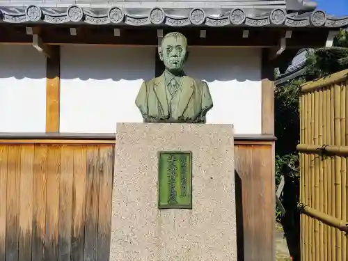 徳岩寺の像