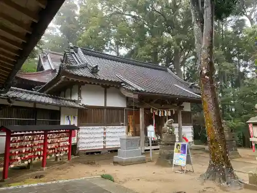 日吉神社の{uncategorized: "未分類", other: "その他", undefined: "問題あり", building: "その他建物", grave: "お墓", sacred_gate: "鳥居", guardian: "狛犬", statue: "像", buddha: "仏像", history: "歴史", nature: "自然", garden: "庭園", animal: "動物", pagoda: "塔", temizu: "手水舎", mountain_gate: "山門・神門", sanctuary: "本殿・本堂", subordinate: "末社・摂社", art: "芸術", scenery: "景色", jizo: "地蔵", ema: "絵馬", goshuin: "御朱印", omikuji: "おみくじ", items: "授与品その他", amulet: "お守り", goshuincho: "御朱印帳", eats: "食事", festival: "お祭り", votive_dance: "神楽", shichigosan: "七五三参", wedding: "結婚式", experience: "体験その他", initially: "初詣", around: "周辺", anti_infection: "感染症対策"}