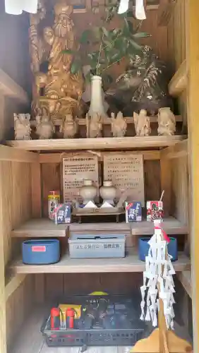 鷹直神社の{uncategorized: "未分類", other: "その他", undefined: "問題あり", building: "その他建物", grave: "お墓", sacred_gate: "鳥居", guardian: "狛犬", statue: "像", buddha: "仏像", history: "歴史", nature: "自然", garden: "庭園", animal: "動物", pagoda: "塔", temizu: "手水舎", mountain_gate: "山門・神門", sanctuary: "本殿・本堂", subordinate: "末社・摂社", art: "芸術", scenery: "景色", jizo: "地蔵", ema: "絵馬", goshuin: "御朱印", omikuji: "おみくじ", items: "授与品その他", amulet: "お守り", goshuincho: "御朱印帳", eats: "食事", festival: "お祭り", votive_dance: "神楽", shichigosan: "七五三参", wedding: "結婚式", experience: "体験その他", initially: "初詣", around: "周辺", anti_infection: "感染症対策"}