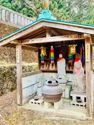 金剛山瑞峯寺(金剛不動尊) の{uncategorized: "未分類", other: "その他", undefined: "問題あり", building: "その他建物", grave: "お墓", sacred_gate: "鳥居", guardian: "狛犬", statue: "像", buddha: "仏像", history: "歴史", nature: "自然", garden: "庭園", animal: "動物", pagoda: "塔", temizu: "手水舎", mountain_gate: "山門・神門", sanctuary: "本殿・本堂", subordinate: "末社・摂社", art: "芸術", scenery: "景色", jizo: "地蔵", ema: "絵馬", goshuin: "御朱印", omikuji: "おみくじ", items: "授与品その他", amulet: "お守り", goshuincho: "御朱印帳", eats: "食事", festival: "お祭り", votive_dance: "神楽", shichigosan: "七五三参", wedding: "結婚式", experience: "体験その他", initially: "初詣", around: "周辺", anti_infection: "感染症対策"}