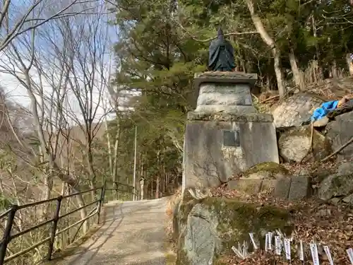 大嶽山那賀都神社の像