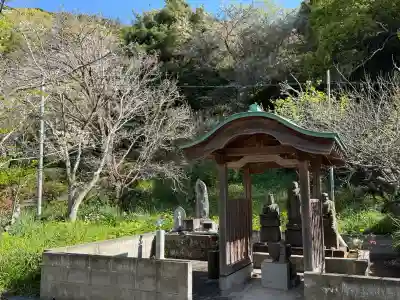 誓願寺の{uncategorized: "未分類", other: "その他", undefined: "問題あり", building: "その他建物", grave: "お墓", sacred_gate: "鳥居", guardian: "狛犬", statue: "像", buddha: "仏像", history: "歴史", nature: "自然", garden: "庭園", animal: "動物", pagoda: "塔", temizu: "手水舎", mountain_gate: "山門・神門", sanctuary: "本殿・本堂", subordinate: "末社・摂社", art: "芸術", scenery: "景色", jizo: "地蔵", ema: "絵馬", goshuin: "御朱印", omikuji: "おみくじ", items: "授与品その他", amulet: "お守り", goshuincho: "御朱印帳", eats: "食事", festival: "お祭り", votive_dance: "神楽", shichigosan: "七五三参", wedding: "結婚式", experience: "体験その他", initially: "初詣", around: "周辺", anti_infection: "感染症対策"}