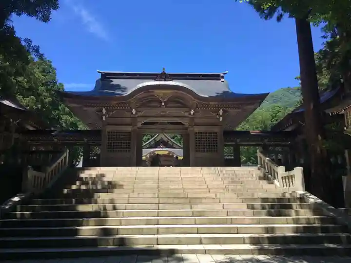 彌彦神社の山門・神門
