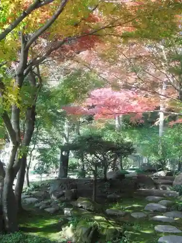 覚園寺の庭園