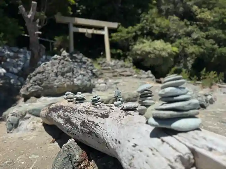 伊射波神社の{uncategorized: "未分類", other: "その他", undefined: "問題あり", building: "その他建物", grave: "お墓", sacred_gate: "鳥居", guardian: "狛犬", statue: "像", buddha: "仏像", history: "歴史", nature: "自然", garden: "庭園", animal: "動物", pagoda: "塔", temizu: "手水舎", mountain_gate: "山門・神門", sanctuary: "本殿・本堂", subordinate: "末社・摂社", art: "芸術", scenery: "景色", jizo: "地蔵", ema: "絵馬", goshuin: "御朱印", omikuji: "おみくじ", items: "授与品その他", amulet: "お守り", goshuincho: "御朱印帳", eats: "食事", festival: "お祭り", votive_dance: "神楽", shichigosan: "七五三参", wedding: "結婚式", experience: "体験その他", initially: "初詣", around: "周辺", anti_infection: "感染症対策"}