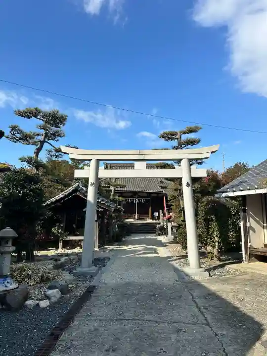 玉三稲荷神社の{uncategorized: "未分類", other: "その他", undefined: "問題あり", building: "その他建物", grave: "お墓", sacred_gate: "鳥居", guardian: "狛犬", statue: "像", buddha: "仏像", history: "歴史", nature: "自然", garden: "庭園", animal: "動物", pagoda: "塔", temizu: "手水舎", mountain_gate: "山門・神門", sanctuary: "本殿・本堂", subordinate: "末社・摂社", art: "芸術", scenery: "景色", jizo: "地蔵", ema: "絵馬", goshuin: "御朱印", omikuji: "おみくじ", items: "授与品その他", amulet: "お守り", goshuincho: "御朱印帳", eats: "食事", festival: "お祭り", votive_dance: "神楽", shichigosan: "七五三参", wedding: "結婚式", experience: "体験その他", initially: "初詣", around: "周辺", anti_infection: "感染症対策"}