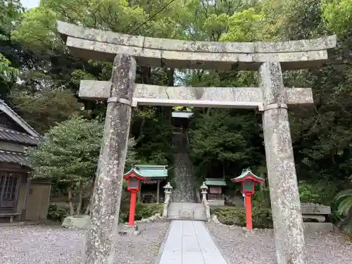 宗像大社中津宮の{uncategorized: "未分類", other: "その他", undefined: "問題あり", building: "その他建物", grave: "お墓", sacred_gate: "鳥居", guardian: "狛犬", statue: "像", buddha: "仏像", history: "歴史", nature: "自然", garden: "庭園", animal: "動物", pagoda: "塔", temizu: "手水舎", mountain_gate: "山門・神門", sanctuary: "本殿・本堂", subordinate: "末社・摂社", art: "芸術", scenery: "景色", jizo: "地蔵", ema: "絵馬", goshuin: "御朱印", omikuji: "おみくじ", items: "授与品その他", amulet: "お守り", goshuincho: "御朱印帳", eats: "食事", festival: "お祭り", votive_dance: "神楽", shichigosan: "七五三参", wedding: "結婚式", experience: "体験その他", initially: "初詣", around: "周辺", anti_infection: "感染症対策"}