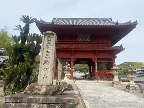 粉河寺の{uncategorized: "未分類", other: "その他", undefined: "問題あり", building: "その他建物", grave: "お墓", sacred_gate: "鳥居", guardian: "狛犬", statue: "像", buddha: "仏像", history: "歴史", nature: "自然", garden: "庭園", animal: "動物", pagoda: "塔", temizu: "手水舎", mountain_gate: "山門・神門", sanctuary: "本殿・本堂", subordinate: "末社・摂社", art: "芸術", scenery: "景色", jizo: "地蔵", ema: "絵馬", goshuin: "御朱印", omikuji: "おみくじ", items: "授与品その他", amulet: "お守り", goshuincho: "御朱印帳", eats: "食事", festival: "お祭り", votive_dance: "神楽", shichigosan: "七五三参", wedding: "結婚式", experience: "体験その他", initially: "初詣", around: "周辺", anti_infection: "感染症対策"}