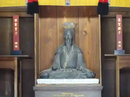 正一位霊験稲荷社の像