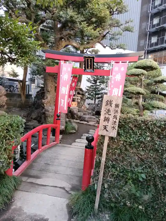 羽衣町厳島神社(関内厳島神社・横浜弁天)の{uncategorized: "未分類", other: "その他", undefined: "問題あり", building: "その他建物", grave: "お墓", sacred_gate: "鳥居", guardian: "狛犬", statue: "像", buddha: "仏像", history: "歴史", nature: "自然", garden: "庭園", animal: "動物", pagoda: "塔", temizu: "手水舎", mountain_gate: "山門・神門", sanctuary: "本殿・本堂", subordinate: "末社・摂社", art: "芸術", scenery: "景色", jizo: "地蔵", ema: "絵馬", goshuin: "御朱印", omikuji: "おみくじ", items: "授与品その他", amulet: "お守り", goshuincho: "御朱印帳", eats: "食事", festival: "お祭り", votive_dance: "神楽", shichigosan: "七五三参", wedding: "結婚式", experience: "体験その他", initially: "初詣", around: "周辺", anti_infection: "感染症対策"}