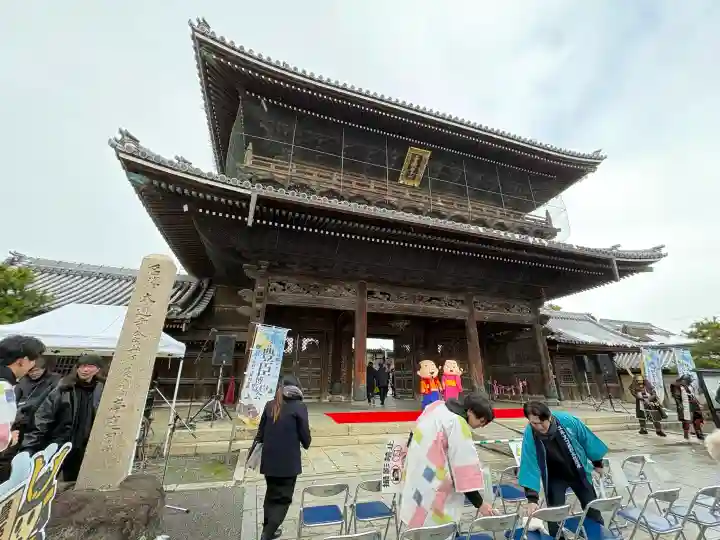 大通寺(長浜御坊)の{uncategorized: "未分類", other: "その他", undefined: "問題あり", building: "その他建物", grave: "お墓", sacred_gate: "鳥居", guardian: "狛犬", statue: "像", buddha: "仏像", history: "歴史", nature: "自然", garden: "庭園", animal: "動物", pagoda: "塔", temizu: "手水舎", mountain_gate: "山門・神門", sanctuary: "本殿・本堂", subordinate: "末社・摂社", art: "芸術", scenery: "景色", jizo: "地蔵", ema: "絵馬", goshuin: "御朱印", omikuji: "おみくじ", items: "授与品その他", amulet: "お守り", goshuincho: "御朱印帳", eats: "食事", festival: "お祭り", votive_dance: "神楽", shichigosan: "七五三参", wedding: "結婚式", experience: "体験その他", initially: "初詣", around: "周辺", anti_infection: "感染症対策"}