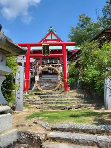 差出磯大嶽山神社 仕事と健康と厄よけの神さまの鳥居