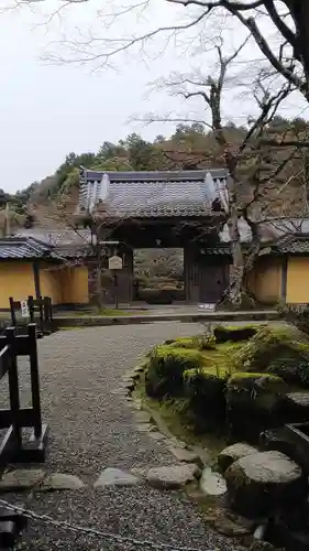 西明寺の山門