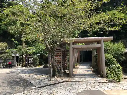 銭洗弁財天宇賀福神社の鳥居