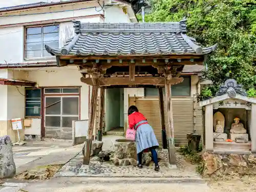 医徳院の手水舎