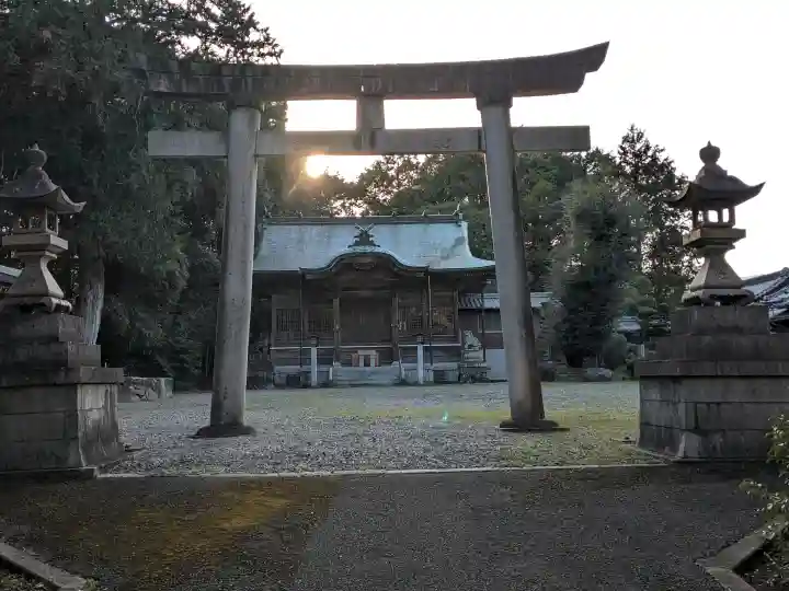 東天神社の{uncategorized: "未分類", other: "その他", undefined: "問題あり", building: "その他建物", grave: "お墓", sacred_gate: "鳥居", guardian: "狛犬", statue: "像", buddha: "仏像", history: "歴史", nature: "自然", garden: "庭園", animal: "動物", pagoda: "塔", temizu: "手水舎", mountain_gate: "山門・神門", sanctuary: "本殿・本堂", subordinate: "末社・摂社", art: "芸術", scenery: "景色", jizo: "地蔵", ema: "絵馬", goshuin: "御朱印", omikuji: "おみくじ", items: "授与品その他", amulet: "お守り", goshuincho: "御朱印帳", eats: "食事", festival: "お祭り", votive_dance: "神楽", shichigosan: "七五三参", wedding: "結婚式", experience: "体験その他", initially: "初詣", around: "周辺", anti_infection: "感染症対策"}