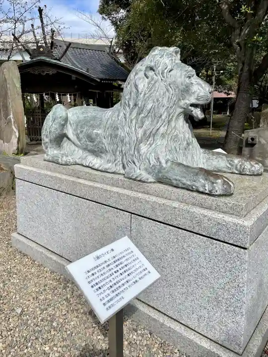 三囲神社の像