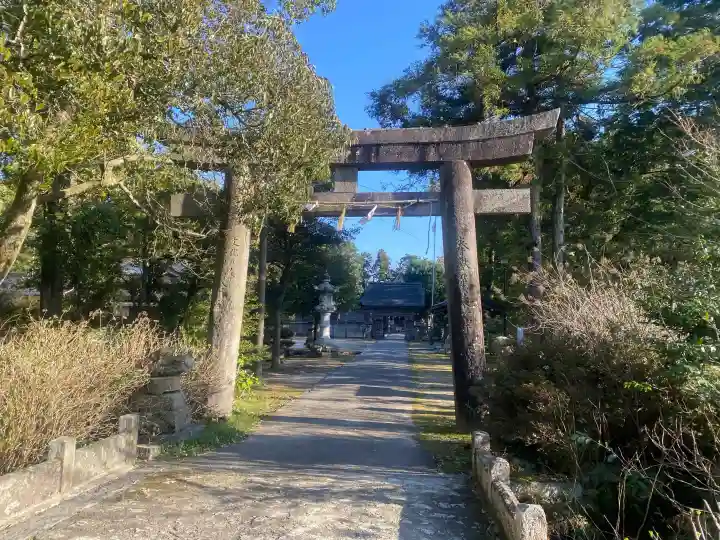 大神山神社本宮の{uncategorized: "未分類", other: "その他", undefined: "問題あり", building: "その他建物", grave: "お墓", sacred_gate: "鳥居", guardian: "狛犬", statue: "像", buddha: "仏像", history: "歴史", nature: "自然", garden: "庭園", animal: "動物", pagoda: "塔", temizu: "手水舎", mountain_gate: "山門・神門", sanctuary: "本殿・本堂", subordinate: "末社・摂社", art: "芸術", scenery: "景色", jizo: "地蔵", ema: "絵馬", goshuin: "御朱印", omikuji: "おみくじ", items: "授与品その他", amulet: "お守り", goshuincho: "御朱印帳", eats: "食事", festival: "お祭り", votive_dance: "神楽", shichigosan: "七五三参", wedding: "結婚式", experience: "体験その他", initially: "初詣", around: "周辺", anti_infection: "感染症対策"}