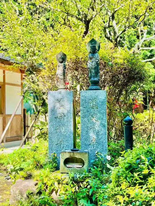 岩殿寺の{uncategorized: "未分類", other: "その他", undefined: "問題あり", building: "その他建物", grave: "お墓", sacred_gate: "鳥居", guardian: "狛犬", statue: "像", buddha: "仏像", history: "歴史", nature: "自然", garden: "庭園", animal: "動物", pagoda: "塔", temizu: "手水舎", mountain_gate: "山門・神門", sanctuary: "本殿・本堂", subordinate: "末社・摂社", art: "芸術", scenery: "景色", jizo: "地蔵", ema: "絵馬", goshuin: "御朱印", omikuji: "おみくじ", items: "授与品その他", amulet: "お守り", goshuincho: "御朱印帳", eats: "食事", festival: "お祭り", votive_dance: "神楽", shichigosan: "七五三参", wedding: "結婚式", experience: "体験その他", initially: "初詣", around: "周辺", anti_infection: "感染症対策"}