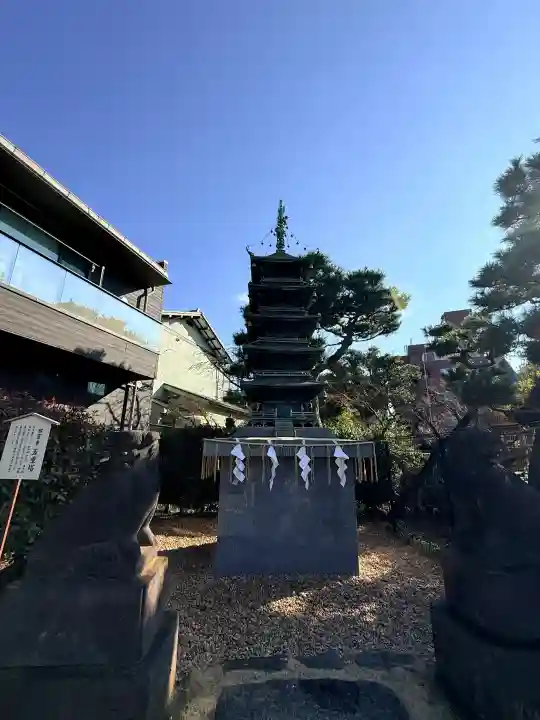 五方山熊野神社の{uncategorized: "未分類", other: "その他", undefined: "問題あり", building: "その他建物", grave: "お墓", sacred_gate: "鳥居", guardian: "狛犬", statue: "像", buddha: "仏像", history: "歴史", nature: "自然", garden: "庭園", animal: "動物", pagoda: "塔", temizu: "手水舎", mountain_gate: "山門・神門", sanctuary: "本殿・本堂", subordinate: "末社・摂社", art: "芸術", scenery: "景色", jizo: "地蔵", ema: "絵馬", goshuin: "御朱印", omikuji: "おみくじ", items: "授与品その他", amulet: "お守り", goshuincho: "御朱印帳", eats: "食事", festival: "お祭り", votive_dance: "神楽", shichigosan: "七五三参", wedding: "結婚式", experience: "体験その他", initially: "初詣", around: "周辺", anti_infection: "感染症対策"}
