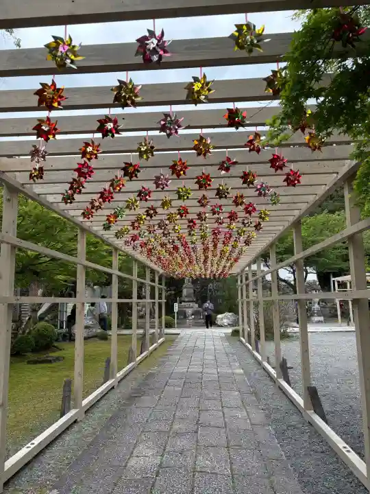 西教寺の{uncategorized: "未分類", other: "その他", undefined: "問題あり", building: "その他建物", grave: "お墓", sacred_gate: "鳥居", guardian: "狛犬", statue: "像", buddha: "仏像", history: "歴史", nature: "自然", garden: "庭園", animal: "動物", pagoda: "塔", temizu: "手水舎", mountain_gate: "山門・神門", sanctuary: "本殿・本堂", subordinate: "末社・摂社", art: "芸術", scenery: "景色", jizo: "地蔵", ema: "絵馬", goshuin: "御朱印", omikuji: "おみくじ", items: "授与品その他", amulet: "お守り", goshuincho: "御朱印帳", eats: "食事", festival: "お祭り", votive_dance: "神楽", shichigosan: "七五三参", wedding: "結婚式", experience: "体験その他", initially: "初詣", around: "周辺", anti_infection: "感染症対策"}