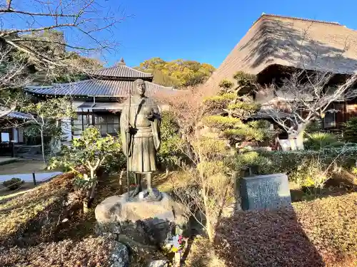 円通寺の{uncategorized: "未分類", other: "その他", undefined: "問題あり", building: "その他建物", grave: "お墓", sacred_gate: "鳥居", guardian: "狛犬", statue: "像", buddha: "仏像", history: "歴史", nature: "自然", garden: "庭園", animal: "動物", pagoda: "塔", temizu: "手水舎", mountain_gate: "山門・神門", sanctuary: "本殿・本堂", subordinate: "末社・摂社", art: "芸術", scenery: "景色", jizo: "地蔵", ema: "絵馬", goshuin: "御朱印", omikuji: "おみくじ", items: "授与品その他", amulet: "お守り", goshuincho: "御朱印帳", eats: "食事", festival: "お祭り", votive_dance: "神楽", shichigosan: "七五三参", wedding: "結婚式", experience: "体験その他", initially: "初詣", around: "周辺", anti_infection: "感染症対策"}