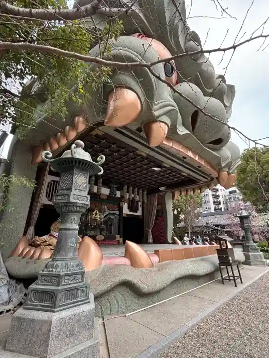 難波八阪神社の{uncategorized: "未分類", other: "その他", undefined: "問題あり", building: "その他建物", grave: "お墓", sacred_gate: "鳥居", guardian: "狛犬", statue: "像", buddha: "仏像", history: "歴史", nature: "自然", garden: "庭園", animal: "動物", pagoda: "塔", temizu: "手水舎", mountain_gate: "山門・神門", sanctuary: "本殿・本堂", subordinate: "末社・摂社", art: "芸術", scenery: "景色", jizo: "地蔵", ema: "絵馬", goshuin: "御朱印", omikuji: "おみくじ", items: "授与品その他", amulet: "お守り", goshuincho: "御朱印帳", eats: "食事", festival: "お祭り", votive_dance: "神楽", shichigosan: "七五三参", wedding: "結婚式", experience: "体験その他", initially: "初詣", around: "周辺", anti_infection: "感染症対策"}