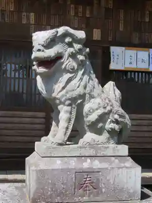 山梨岡神社の狛犬