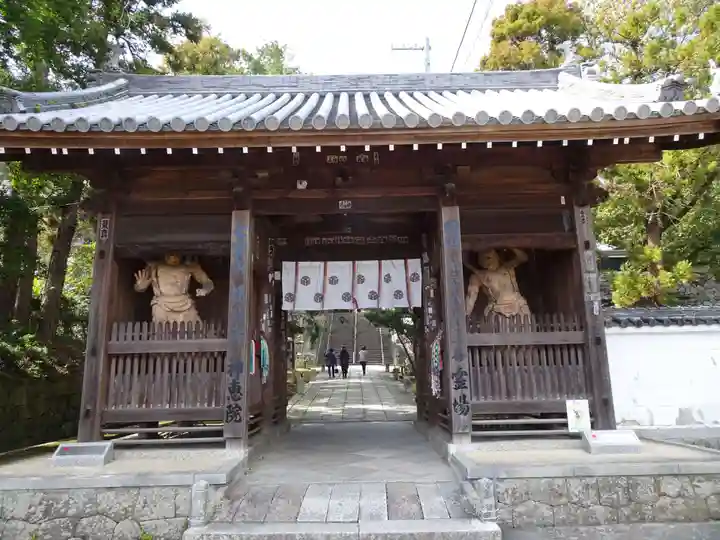 観音寺の山門・神門