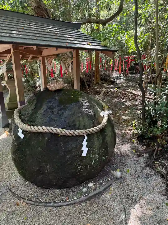 花窟神社の{uncategorized: "未分類", other: "その他", undefined: "問題あり", building: "その他建物", grave: "お墓", sacred_gate: "鳥居", guardian: "狛犬", statue: "像", buddha: "仏像", history: "歴史", nature: "自然", garden: "庭園", animal: "動物", pagoda: "塔", temizu: "手水舎", mountain_gate: "山門・神門", sanctuary: "本殿・本堂", subordinate: "末社・摂社", art: "芸術", scenery: "景色", jizo: "地蔵", ema: "絵馬", goshuin: "御朱印", omikuji: "おみくじ", items: "授与品その他", amulet: "お守り", goshuincho: "御朱印帳", eats: "食事", festival: "お祭り", votive_dance: "神楽", shichigosan: "七五三参", wedding: "結婚式", experience: "体験その他", initially: "初詣", around: "周辺", anti_infection: "感染症対策"}