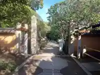 宝戒寺の山門・神門