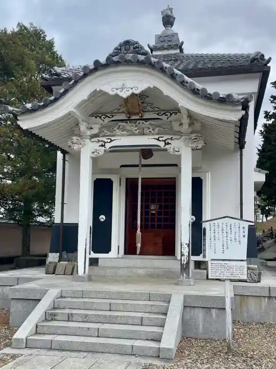 成田山新勝寺の{uncategorized: "未分類", other: "その他", undefined: "問題あり", building: "その他建物", grave: "お墓", sacred_gate: "鳥居", guardian: "狛犬", statue: "像", buddha: "仏像", history: "歴史", nature: "自然", garden: "庭園", animal: "動物", pagoda: "塔", temizu: "手水舎", mountain_gate: "山門・神門", sanctuary: "本殿・本堂", subordinate: "末社・摂社", art: "芸術", scenery: "景色", jizo: "地蔵", ema: "絵馬", goshuin: "御朱印", omikuji: "おみくじ", items: "授与品その他", amulet: "お守り", goshuincho: "御朱印帳", eats: "食事", festival: "お祭り", votive_dance: "神楽", shichigosan: "七五三参", wedding: "結婚式", experience: "体験その他", initially: "初詣", around: "周辺", anti_infection: "感染症対策"}