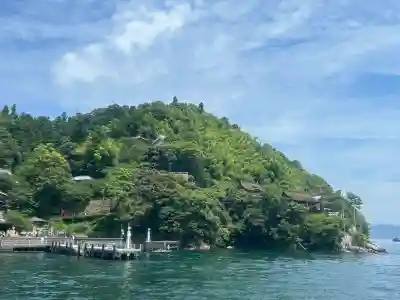 竹生島神社（都久夫須麻神社）の{uncategorized: "未分類", other: "その他", undefined: "問題あり", building: "その他建物", grave: "お墓", sacred_gate: "鳥居", guardian: "狛犬", statue: "像", buddha: "仏像", history: "歴史", nature: "自然", garden: "庭園", animal: "動物", pagoda: "塔", temizu: "手水舎", mountain_gate: "山門・神門", sanctuary: "本殿・本堂", subordinate: "末社・摂社", art: "芸術", scenery: "景色", jizo: "地蔵", ema: "絵馬", goshuin: "御朱印", omikuji: "おみくじ", items: "授与品その他", amulet: "お守り", goshuincho: "御朱印帳", eats: "食事", festival: "お祭り", votive_dance: "神楽", shichigosan: "七五三参", wedding: "結婚式", experience: "体験その他", initially: "初詣", around: "周辺", anti_infection: "感染症対策"}