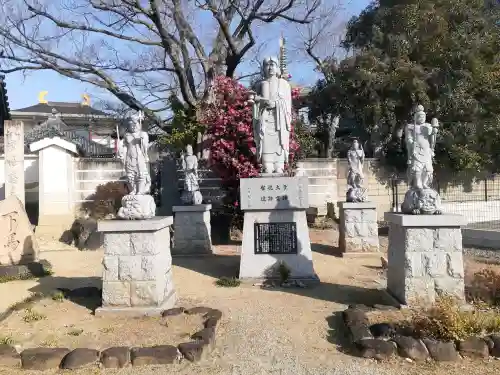 大聖勝軍寺の{uncategorized: "未分類", other: "その他", undefined: "問題あり", building: "その他建物", grave: "お墓", sacred_gate: "鳥居", guardian: "狛犬", statue: "像", buddha: "仏像", history: "歴史", nature: "自然", garden: "庭園", animal: "動物", pagoda: "塔", temizu: "手水舎", mountain_gate: "山門・神門", sanctuary: "本殿・本堂", subordinate: "末社・摂社", art: "芸術", scenery: "景色", jizo: "地蔵", ema: "絵馬", goshuin: "御朱印", omikuji: "おみくじ", items: "授与品その他", amulet: "お守り", goshuincho: "御朱印帳", eats: "食事", festival: "お祭り", votive_dance: "神楽", shichigosan: "七五三参", wedding: "結婚式", experience: "体験その他", initially: "初詣", around: "周辺", anti_infection: "感染症対策"}