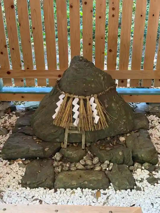 伊射波神社の{uncategorized: "未分類", other: "その他", undefined: "問題あり", building: "その他建物", grave: "お墓", sacred_gate: "鳥居", guardian: "狛犬", statue: "像", buddha: "仏像", history: "歴史", nature: "自然", garden: "庭園", animal: "動物", pagoda: "塔", temizu: "手水舎", mountain_gate: "山門・神門", sanctuary: "本殿・本堂", subordinate: "末社・摂社", art: "芸術", scenery: "景色", jizo: "地蔵", ema: "絵馬", goshuin: "御朱印", omikuji: "おみくじ", items: "授与品その他", amulet: "お守り", goshuincho: "御朱印帳", eats: "食事", festival: "お祭り", votive_dance: "神楽", shichigosan: "七五三参", wedding: "結婚式", experience: "体験その他", initially: "初詣", around: "周辺", anti_infection: "感染症対策"}