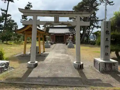 龍王神社（三四軒屋龍王神社）の{uncategorized: "未分類", other: "その他", undefined: "問題あり", building: "その他建物", grave: "お墓", sacred_gate: "鳥居", guardian: "狛犬", statue: "像", buddha: "仏像", history: "歴史", nature: "自然", garden: "庭園", animal: "動物", pagoda: "塔", temizu: "手水舎", mountain_gate: "山門・神門", sanctuary: "本殿・本堂", subordinate: "末社・摂社", art: "芸術", scenery: "景色", jizo: "地蔵", ema: "絵馬", goshuin: "御朱印", omikuji: "おみくじ", items: "授与品その他", amulet: "お守り", goshuincho: "御朱印帳", eats: "食事", festival: "お祭り", votive_dance: "神楽", shichigosan: "七五三参", wedding: "結婚式", experience: "体験その他", initially: "初詣", around: "周辺", anti_infection: "感染症対策"}