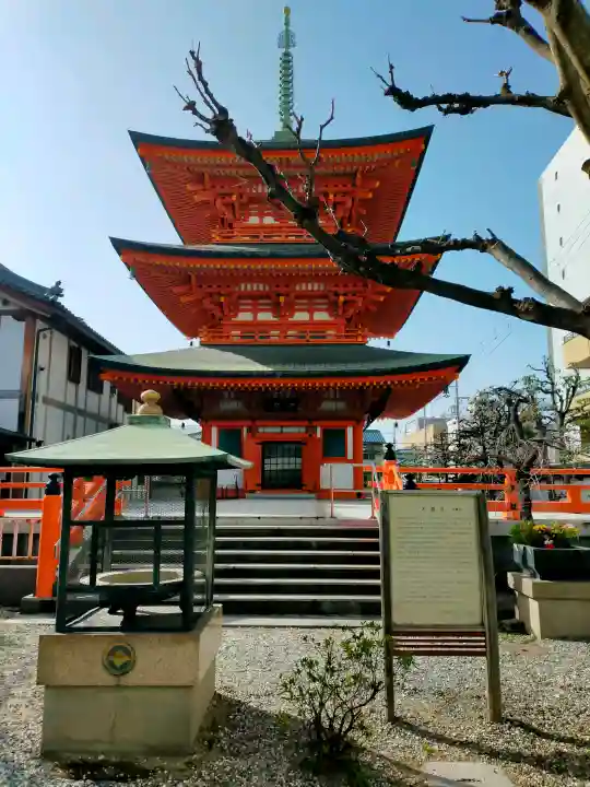 本興寺の{uncategorized: "未分類", other: "その他", undefined: "問題あり", building: "その他建物", grave: "お墓", sacred_gate: "鳥居", guardian: "狛犬", statue: "像", buddha: "仏像", history: "歴史", nature: "自然", garden: "庭園", animal: "動物", pagoda: "塔", temizu: "手水舎", mountain_gate: "山門・神門", sanctuary: "本殿・本堂", subordinate: "末社・摂社", art: "芸術", scenery: "景色", jizo: "地蔵", ema: "絵馬", goshuin: "御朱印", omikuji: "おみくじ", items: "授与品その他", amulet: "お守り", goshuincho: "御朱印帳", eats: "食事", festival: "お祭り", votive_dance: "神楽", shichigosan: "七五三参", wedding: "結婚式", experience: "体験その他", initially: "初詣", around: "周辺", anti_infection: "感染症対策"}