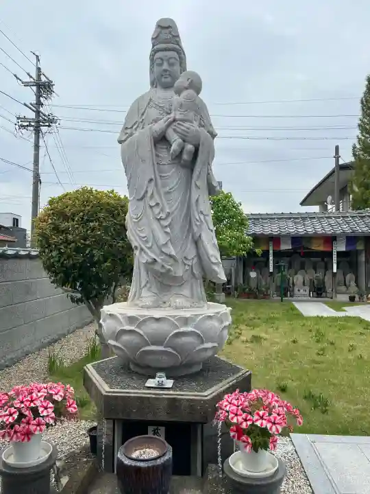 観音寺の{uncategorized: "未分類", other: "その他", undefined: "問題あり", building: "その他建物", grave: "お墓", sacred_gate: "鳥居", guardian: "狛犬", statue: "像", buddha: "仏像", history: "歴史", nature: "自然", garden: "庭園", animal: "動物", pagoda: "塔", temizu: "手水舎", mountain_gate: "山門・神門", sanctuary: "本殿・本堂", subordinate: "末社・摂社", art: "芸術", scenery: "景色", jizo: "地蔵", ema: "絵馬", goshuin: "御朱印", omikuji: "おみくじ", items: "授与品その他", amulet: "お守り", goshuincho: "御朱印帳", eats: "食事", festival: "お祭り", votive_dance: "神楽", shichigosan: "七五三参", wedding: "結婚式", experience: "体験その他", initially: "初詣", around: "周辺", anti_infection: "感染症対策"}
