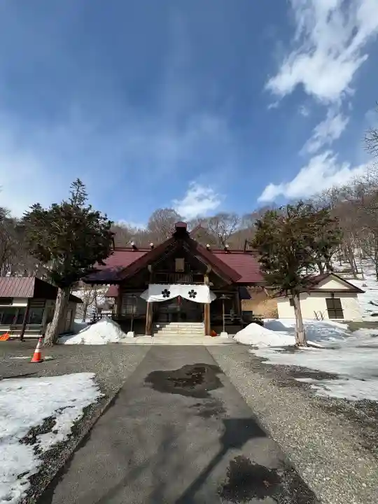 新得神社の{uncategorized: "未分類", other: "その他", undefined: "問題あり", building: "その他建物", grave: "お墓", sacred_gate: "鳥居", guardian: "狛犬", statue: "像", buddha: "仏像", history: "歴史", nature: "自然", garden: "庭園", animal: "動物", pagoda: "塔", temizu: "手水舎", mountain_gate: "山門・神門", sanctuary: "本殿・本堂", subordinate: "末社・摂社", art: "芸術", scenery: "景色", jizo: "地蔵", ema: "絵馬", goshuin: "御朱印", omikuji: "おみくじ", items: "授与品その他", amulet: "お守り", goshuincho: "御朱印帳", eats: "食事", festival: "お祭り", votive_dance: "神楽", shichigosan: "七五三参", wedding: "結婚式", experience: "体験その他", initially: "初詣", around: "周辺", anti_infection: "感染症対策"}