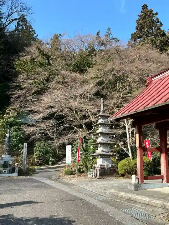 泉福寺の{uncategorized: "未分類", other: "その他", undefined: "問題あり", building: "その他建物", grave: "お墓", sacred_gate: "鳥居", guardian: "狛犬", statue: "像", buddha: "仏像", history: "歴史", nature: "自然", garden: "庭園", animal: "動物", pagoda: "塔", temizu: "手水舎", mountain_gate: "山門・神門", sanctuary: "本殿・本堂", subordinate: "末社・摂社", art: "芸術", scenery: "景色", jizo: "地蔵", ema: "絵馬", goshuin: "御朱印", omikuji: "おみくじ", items: "授与品その他", amulet: "お守り", goshuincho: "御朱印帳", eats: "食事", festival: "お祭り", votive_dance: "神楽", shichigosan: "七五三参", wedding: "結婚式", experience: "体験その他", initially: "初詣", around: "周辺", anti_infection: "感染症対策"}