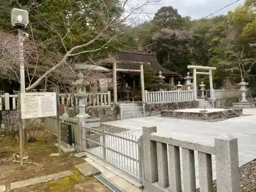賀集八幡神社の{uncategorized: "未分類", other: "その他", undefined: "問題あり", building: "その他建物", grave: "お墓", sacred_gate: "鳥居", guardian: "狛犬", statue: "像", buddha: "仏像", history: "歴史", nature: "自然", garden: "庭園", animal: "動物", pagoda: "塔", temizu: "手水舎", mountain_gate: "山門・神門", sanctuary: "本殿・本堂", subordinate: "末社・摂社", art: "芸術", scenery: "景色", jizo: "地蔵", ema: "絵馬", goshuin: "御朱印", omikuji: "おみくじ", items: "授与品その他", amulet: "お守り", goshuincho: "御朱印帳", eats: "食事", festival: "お祭り", votive_dance: "神楽", shichigosan: "七五三参", wedding: "結婚式", experience: "体験その他", initially: "初詣", around: "周辺", anti_infection: "感染症対策"}